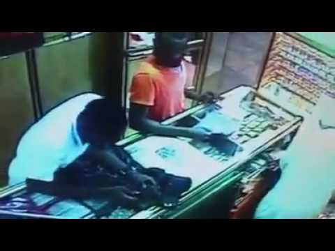 شاهد صائغ مغربي يلقن أفريقيين درسًا قاسيًا