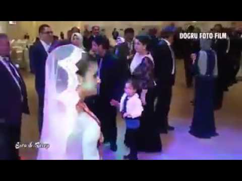 فيديو شاهد عريس يسمح لزوجته بالرقص مع حبيبها السابق في حفل زفافهما