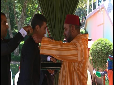 شاهد لحظة توشيح الملك للملاكم المغربي محمد ربيعي