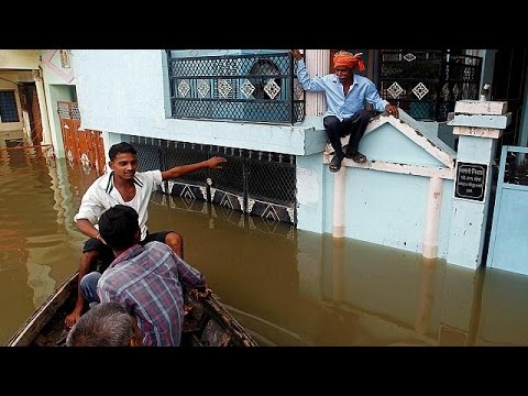 بالفيديو  مقتل 30 شخصًا على الأقل جراء الأمطار الموسمية في الهند