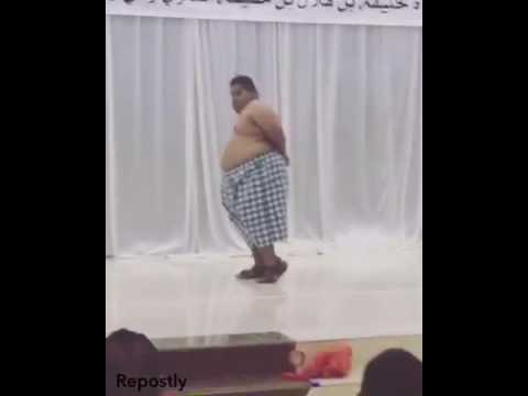 بالفيديو شاهد عرض كمال أجسام من نوع خاص