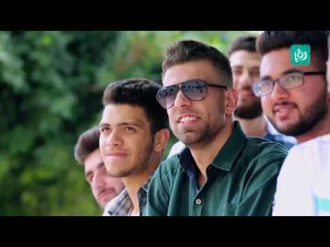 شاهد فتاة فلسطينية تتقدم لخطبة صديقها في الشارع