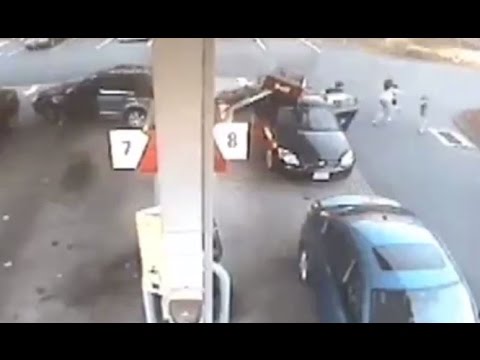 سائق غبى يتسبب في انفجار محطة وقود