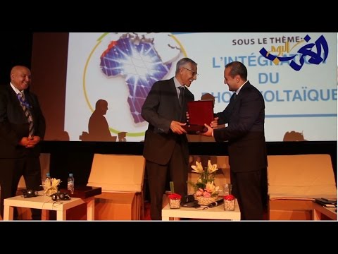 شاهد تكريم وزير التعليم العالي لحسن الداودي اعترافا بما قدمه من ابحث علمي على الانترنت