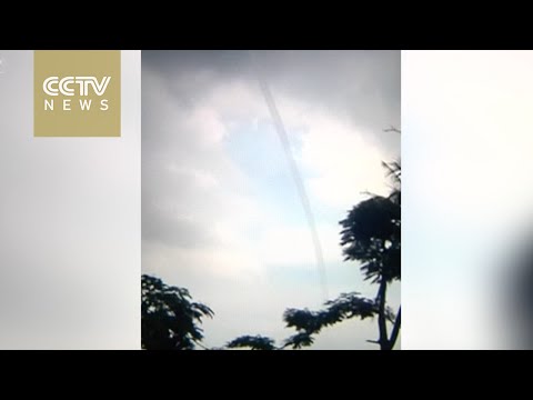 بالفيديو  لحظات تكون إعصار مائي نادر في جنوب الصين