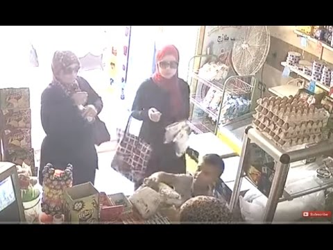 شاهد فتاة أنيقة تسرق حقيبة يد من سوبر ماركت