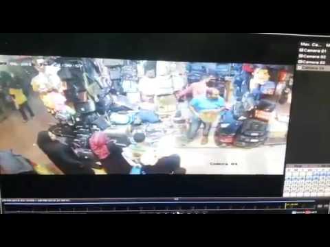 شاهد امرأة تسرق من إحدى محلات الإسكندرية وتخفيها أسفل عباءتها