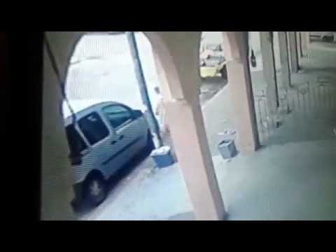 امرأة تسرق سلّة قمامة من أمام محل