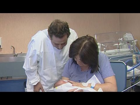 بالفيديو  سيدة إيطالية تنجب طفلها الأول في سن الـ61