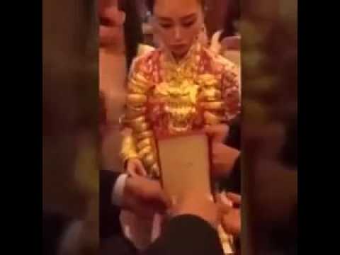 شاهد عريس يعطي عروسه مهر وزنها ذهب
