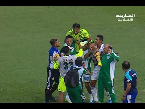 رفع الزنيتي فوق أكتاف اللاعبين بعد تصديه لضربة جزاء