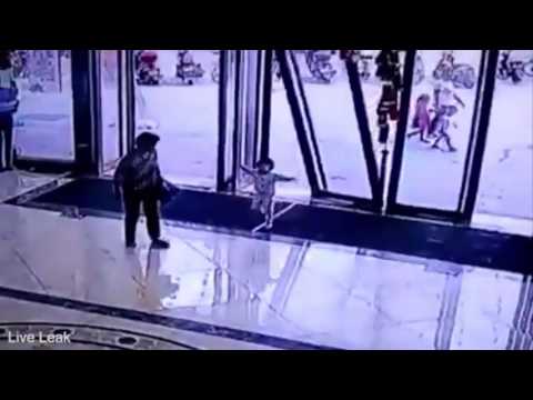 بالفيديو لحظة سقوط باب زجاجي على طفلة صغيرة