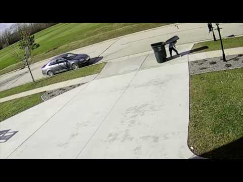 شاهد صراعٌ بين طفل وصندوق قمامة