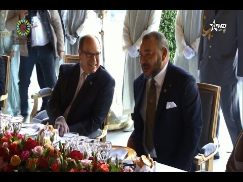 شاهد الملك محمد السادس يقيم مأدبة غذاء على شرف رؤساء الوفود المشاركة في قمة المناخ