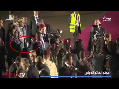 العاهل المغربي يصل جمهورية مدغشقر وحرس استقباله في المطار يثيرون دهشة المواطنين
