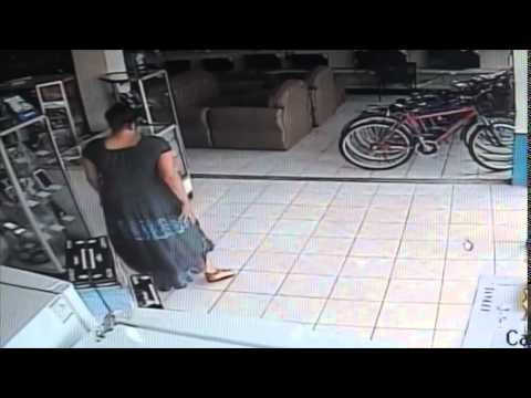 شاهد مجرمة خطيرة تسرق شاشة ضخمة lcd خلال 10 ثوانٍ فقط