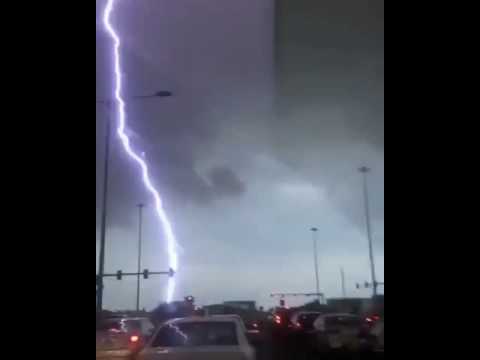 الأمطار تحول قطر إلى بركة مياه