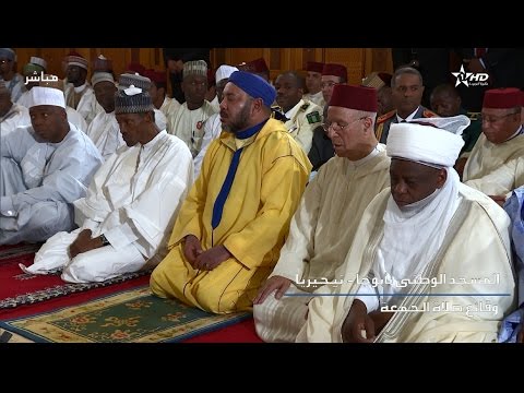 شاهد الملك محمد السادس يؤدي صلاة الجمعة داخل المسجد الوطني في أبوغا