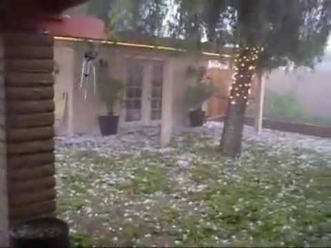 السماء تمطر ثلوجًا مرعبة وكبيرة الحجم كالحجارة