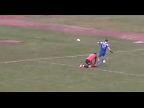 رعونة مهاجم تتسبب فى أغرب فرصة مهدرة فى التاريخ