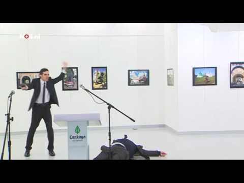 شاهد لحظة مقتل السفير الروسي في أنقرة  أندريه كارلوف في هجوم مسلّح متأثرا بجراحه