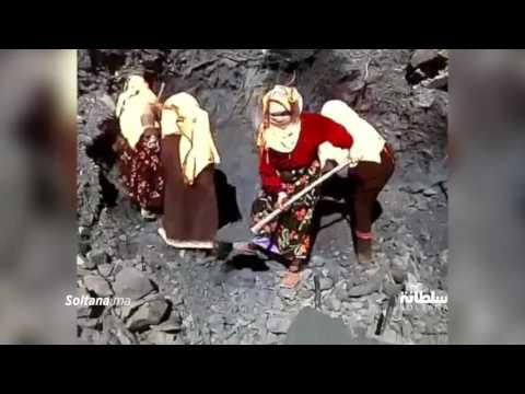 بالفيديو نساء تيزنيت يعبّدن طريقا جبليًا لفك العزلة عن قريتهن