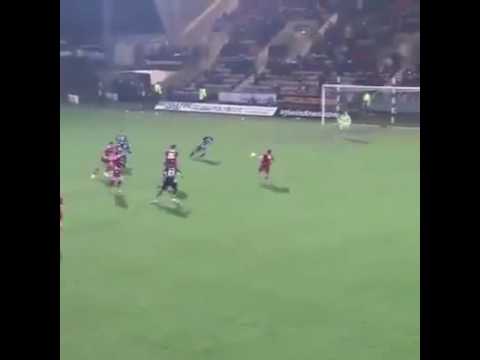 شاهد عندما لا تريد الكرة دخول المرمى