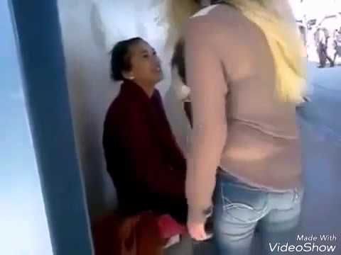 شاهد  فتاة تسحل أخرى وسط تشجيع الجميع