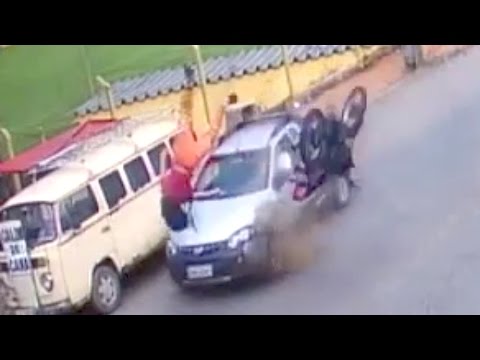 سائق موتوسيكل ينجو رغم اصطدامه بسيارة ثم شاحنة