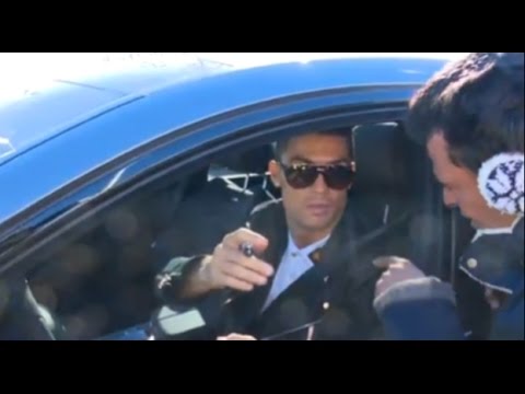 بالفيديو ردة فعل غريب لـ كريستيانو رونالدو بعد تلقيه هدية من مشجع مدريدي