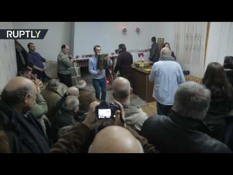 اقامة حفل ديني للرقص علي الفحم المشتعل باليونان