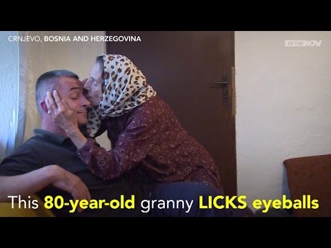 شاهد مُسنة بوسنية تلعق عيون المرضى لتنظيفها