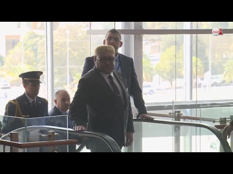 شاهد لحظة وصول العاهل المغربي إلى مقر القمة الأفريقية