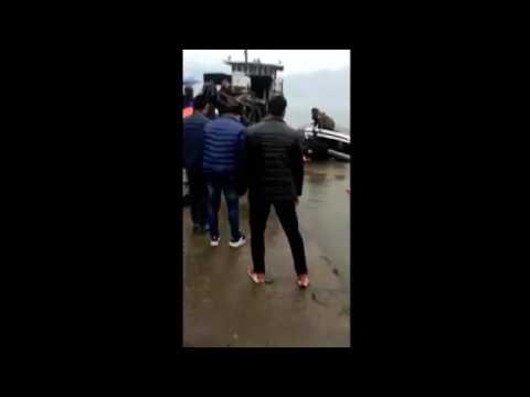 بالفيديو أب يرمي طفلته في الهواء لإنقاذها من الغرق