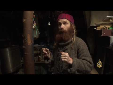 محام يعيش في كوخ بصحبة أرنب