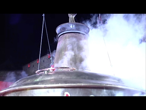 شاهد الطهي في أكبر حلة طعام مصنوعة يدويًا في العالم