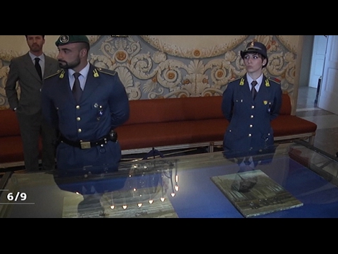 شاهد  عرض لوحتين لفنان عالمي في إيطاليا