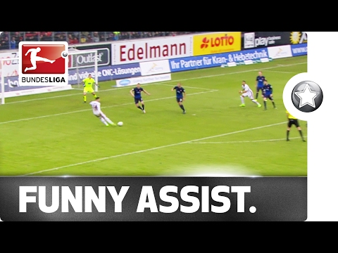 لاعب مغربي يستغل تسديدة أحد زملائه الطائشة