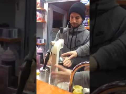 شاهد لاعب بلجيكى يعصر البرتقال بأحد مقاهي إيطاليا