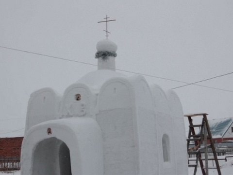 بناء كنيسة  ضخمة من الثلج في مدينة سيبيريا الروسية