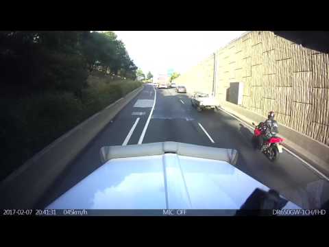 بالفيديو حادث خطير بين سيارة نقل ودراجة نارية