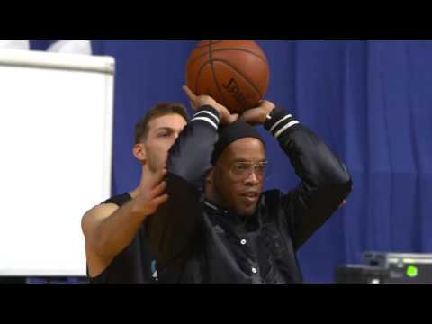 شاهد نجم السلة يبهر الساحر رونالدينيو بمهاراته