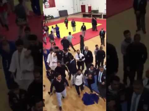 بالفيديو مشاجرة بالأيدي والعصي في بطولة الجودو في الكويت