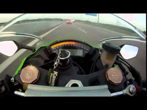 قائد دراجة ناريَّة يتباهى بإمكاناتها