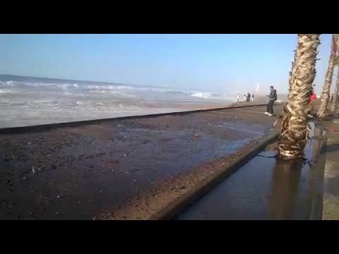 شاهد ماذا فعلت الأمواج في كورنيش حي المحيط