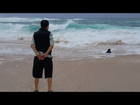 شاهد لقطات مروعة لموجة قوية تبتلع طفلاً