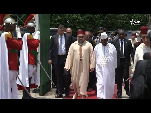 شاهد لحظة وصول الملك محمد السادس إلى المسجد الكبير في أبيدجان