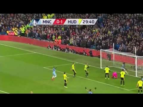 فتى غوارديولا المدلل يفلت من الطرد بعد تصرف مشين ضد الحكم