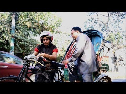 شاهد ياسمين أول امرأة تقود دراجة هوائية لنقل الركاب في بنغلادش