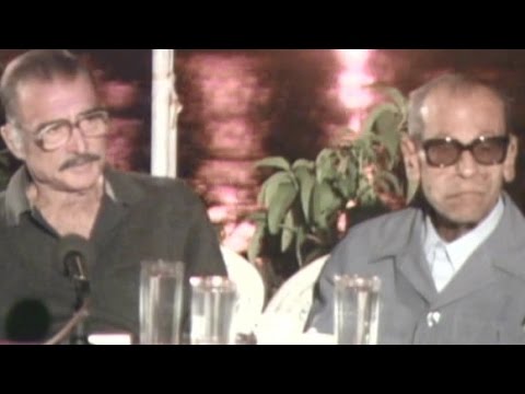 نجيب محفوظ وأحمد مظهر في جلسة الحرافيش